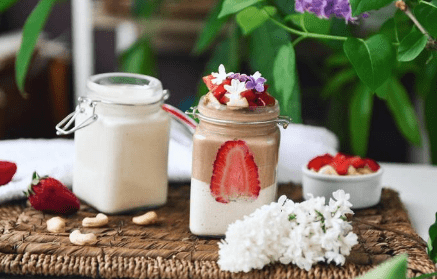 Fitness recept: Veganský pohár s domácím kešu jogurtem