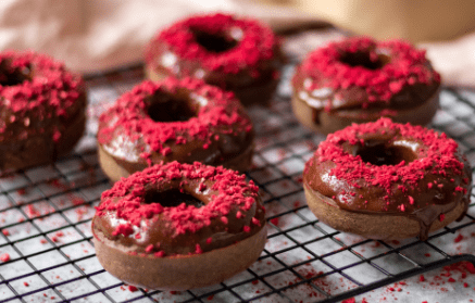 Fitness recept: Pečené čokoládové donuty s malinami