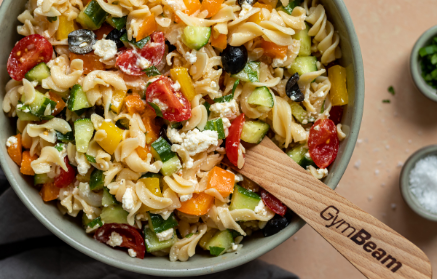 Fitness recept: Řecký zeleninový salát s těstovinami