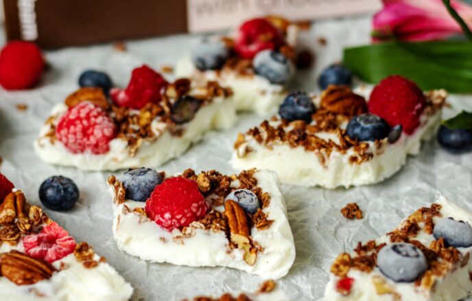 Fitness recept: Mražený jogurt s ovocem, čokoládovou granolou a ořechy