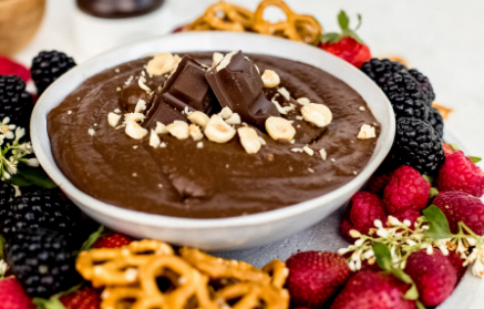Fitness recept: Čokoládový hummus s čerstvým ovocem a slanými preclíky