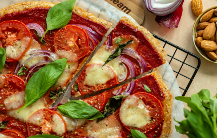 Fitness recept: Jednoduchá pizza bez mouky z mozzarelly, mandlí a jogurtu