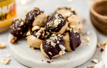 Fitness recept: Nepečené arašídové kuličky v čokoládě