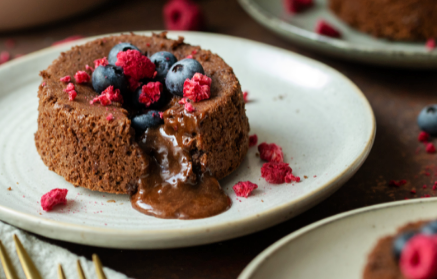 Fitness recept: Čokoládový lávový dortík zdobený ovocem