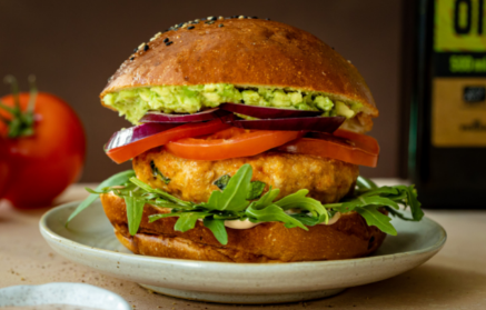 Fitness recept: Šťavnatý kuřecí burger s avokádem a jogurtovým dresinkem