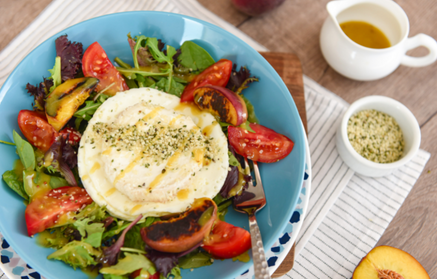 Fitness recept: Lehký salát s bílkovou omeletou a kozím sýrem